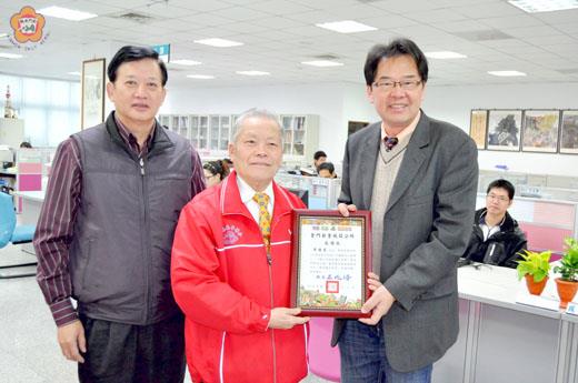   收藏家黃國泰（中）熱情參與金城鎮藝文展活動，金城鎮長石兆瑉（右）昨致贈感謝狀致表謝忱。（楊水詠攝）