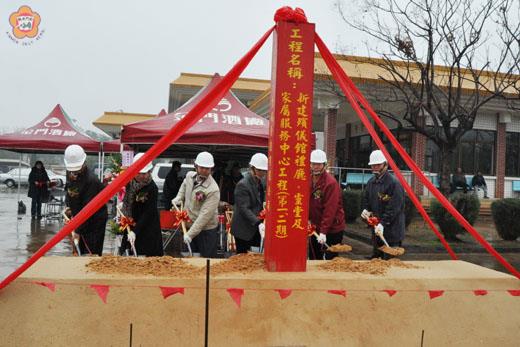   金門縣殯葬管理所昨日舉行新建殯儀館禮廳、靈堂及家屬服務中心工程動土典禮，副縣長吳友欽與到場的來賓共同持鏟動土。（莊煥寧攝）