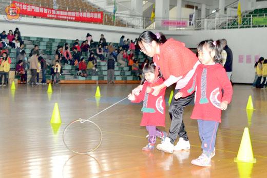   金門體育會在縣立體育館舉辦親子趣味競賽，參與的家庭成員投入滾鐵圈、王牌投手、跳九宮格等三項團體性趣味競賽活動中，樂在其中。（莊煥寧攝）