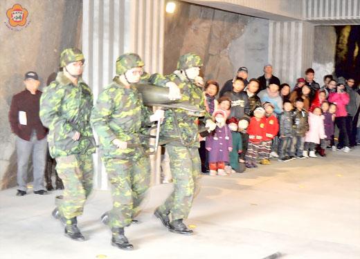 獅山砲陣地八吋榴砲砲操演出，在新春期間場場擠滿觀賞民眾。（本報資料照片／陳麗妤攝）