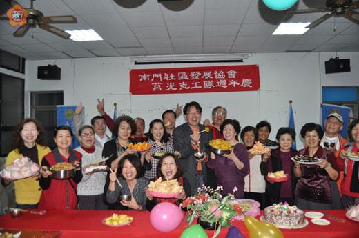   金城鎮南門社區發展協會莒光志工隊昨舉行週年慶活動，志工每人精心準備一道菜互動聯誼，立委楊應雄、金城鎮長石兆瑉等人到場與志工們同歡。（李金鎗攝）