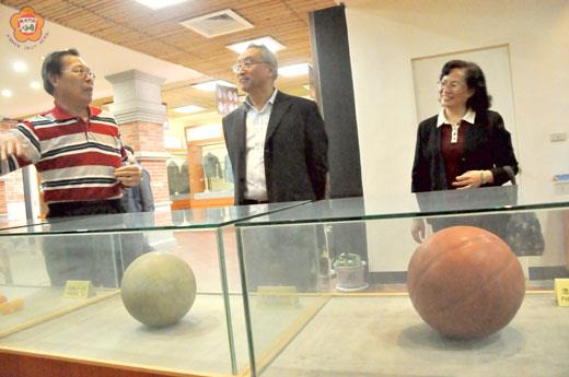   張銘清（左二）認為臺灣應該讓世界銀行資深副總裁林毅夫、陳雲英夫婦返台。（張建騰攝）