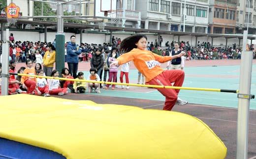 中正國小慶祝校慶運動會昨登場，運動選手在田徑場上跑跳，爭取個人和團體佳績，展現活力和健康。（楊水詠攝）