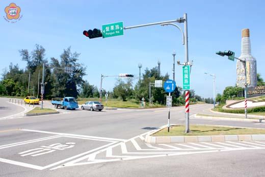 「機車行經桃園路盤果路口及環島南路瓊義路口欲左轉時,需依規定兩段式左轉。」縣警局提醒機車騎士行經路口應確實遵守。(莊煥寧攝)