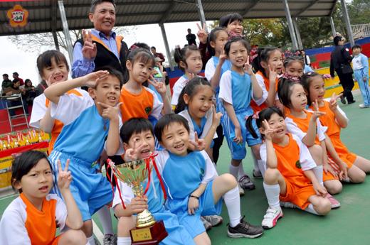   中正國小在金門縣健身操比賽中拿下四冠王，圖為中正國小一年級代表隊拿到第一名後，與校長張栢樾合影。（張建騰攝） 