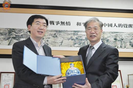   金門縣長李沃士昨致贈金酒歡迎天津市濱海新區人民政府副區長蔡雲鵬（左）率團來訪。（李增汪攝）