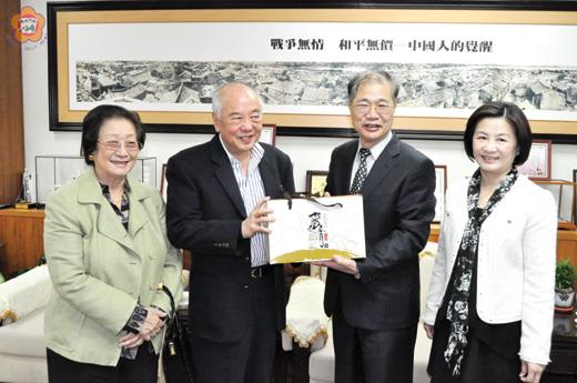 　縣長李沃士致送番薯簽，讓黃祖耀回味年幼時的生活情景。（楊水詠攝）