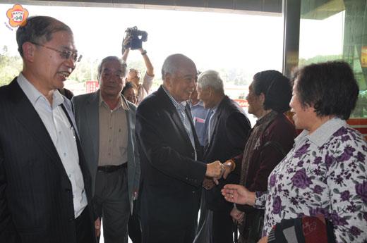   黃祖耀僑領一家人載滿濃濃鄉情離金：黃祖耀和送行親友握手道別。（許加泰攝）