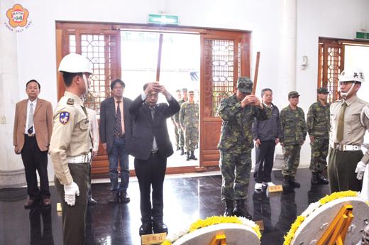   三二九青年節，縣長李沃士、金防部指揮官王世塗率地方各界代表參與春祭國殤大典，向革命先烈致敬，場面莊嚴肅穆。（陳麗妤攝）
