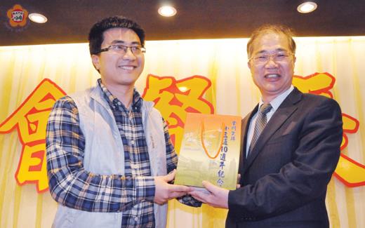   金門縣長李沃士昨致贈金酒禮物予廈門建發國際旅行社國內接待事業部總經理王珺瑜，歡迎率踩線團來金考察金門旅遊市場。（楊水詠攝）