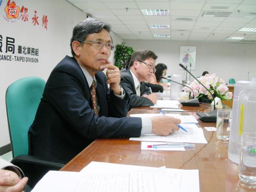 金門醫療給付提昇計畫IDS督導小組委員會昨在台北市中央健保局台北業務組舉行,金門縣副縣長吳友欽與主持會議的陳明哲組長仔細聆聽台北榮總的金門病患後送報告。(金門縣政府台北服務處主任陳永富提供)
