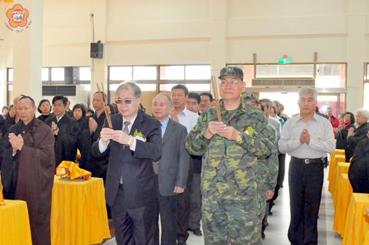 金門地區一百零一年春祭清明超薦法會獻禮昨舉行，由縣長李沃士、金防部指揮官王世塗擔任主獻官，祝禱先靈先賢庇佑地方平安、浯島子民安居樂業。（楊水詠攝）