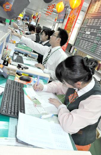 立榮航空金門機場電腦當機,改採手寫簽發機票劃位。
(楊水詠攝)