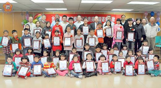 金沙鎮公所昨舉辦兒童節慶祝活動，表揚五十位模範兒童。（陳麗妤攝）