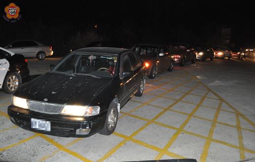入夜之後,金湖一處加油站外仍有汽車大排長龍,等候加油。(楊水詠攝)