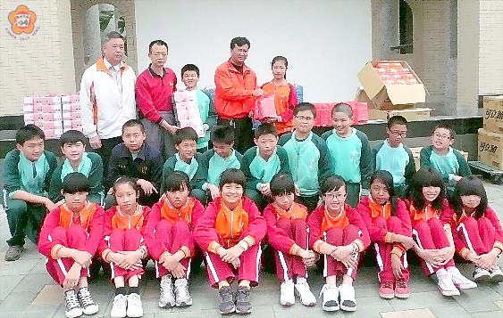   金沙國小家長會贈禮向全校小朋友賀佳節。（陳麗妤攝）