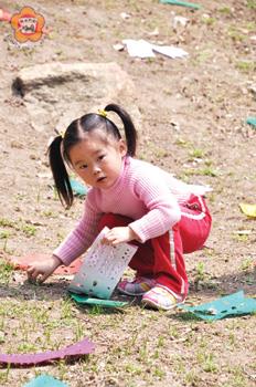 小女娃挂墓紙       張建騰／圖文