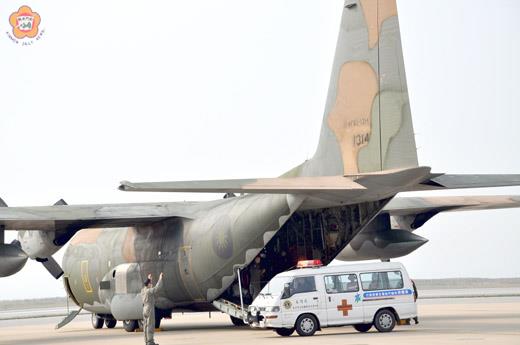   C-130軍機昨天開啟了從屏東「南機」前送的先例。 （張建騰攝）