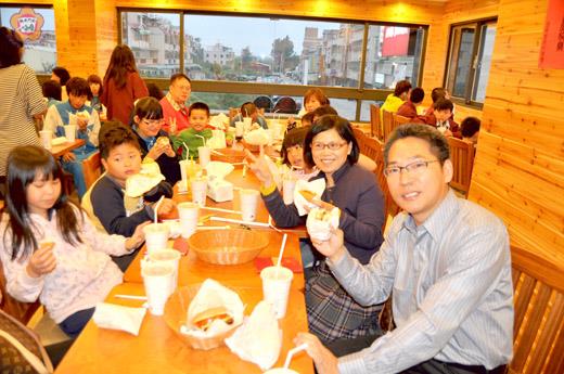 金寧鄉民代表會主席楊萬山自掏腰包招待大同之家院童免費享用美味兒童套餐。（李金鎗攝）