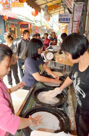 金城市街「七餅」店女老板巧手,做出一張張薄薄的圓形餅皮。(楊水詠攝)