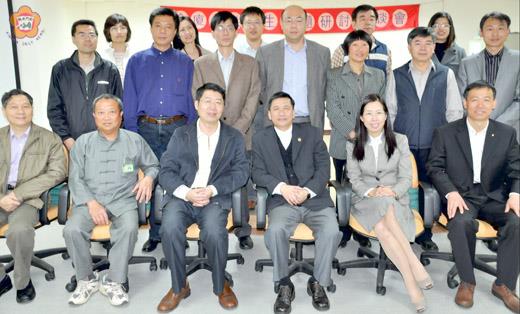 金廈兩地的衛生局昨天舉辦公共衛生問題研討座談會；陳天順（前右三）、姚冠華（前左三）、李金治（前右二）等雙方人員在會前合影留念。  
  
（張建騰攝）