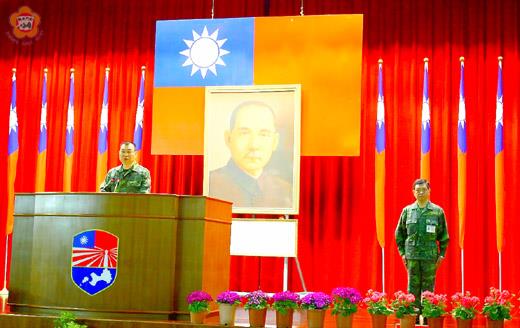   金防部指揮官王世塗（左）中將為新任副指揮官尹者江（右）作新職介紹。（金防部提供）