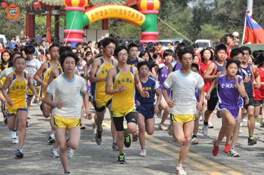   一○一年度春季越野賽，昨日下午二時在副縣長吳友欽鳴槍下開跑，八組選手分兩梯次完成三公里路程，過程順利。（陳麗妤攝）