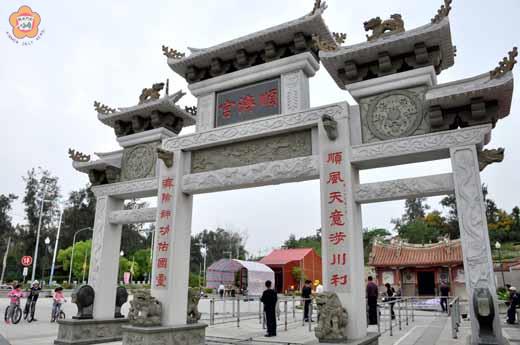   順濟宮廟埕前已搭了戲台，今天起有五天廟會，要演五天戲。（張建騰攝）