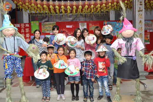   金門石蚵小麥文化季活動在林厝和平公園紀念園區展開，農試所推出的麥類手工藝品DIY研習，吸引親子家庭體驗製作的樂趣。（李金鎗攝）