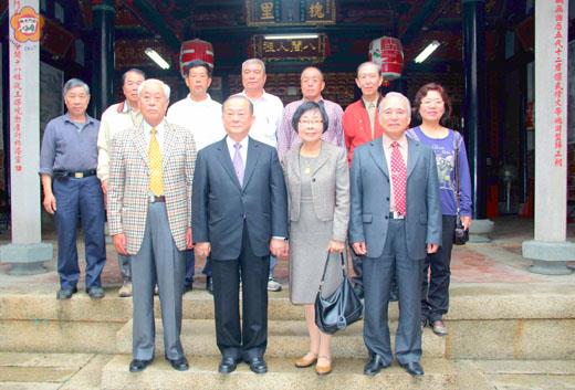   抵金前大法官王和雄與夫人林月伶前往閩王祠祭祖，並與議長王再生、議員王碧珍、金門王氏宗親會理事長王炳川及當值長老合照。（縣議會提供）