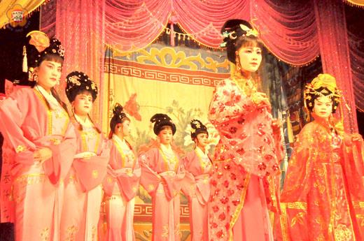 劇中的順妃（右一）與梅妃（右二）。（張建騰攝）