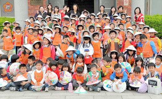 「農場體驗暨小麥創意DIY活動」金湖幼稚園拔頭籌，120位師生戴著自己創作完成的小麥斗笠，化身小小農夫，為畢旅留下美好回憶。（陳麗妤攝）