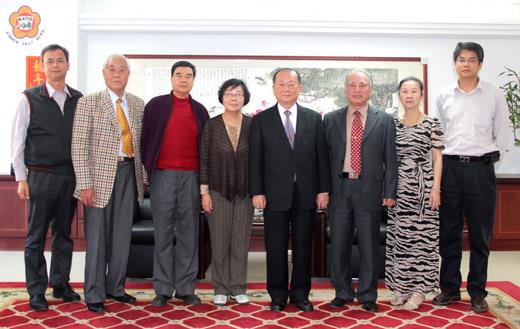  前大法官王和雄及夫人林月伶等人拜會議長王再生並合影。（莊煥寧攝）