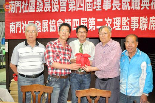 金城鎮南門社區發展協會第四屆理監事就職典禮昨舉行,新任理事長李永金(右二)接下印信視事,由金城鎮長石兆瑉(左三)監交。(楊水詠攝)