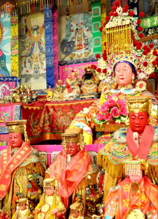  料羅順濟宮除了供奉大媽（中排；右一）、二媽（中排；左一）、三媽（上）；還供奉有媽祖的媽媽－「聖祖媽」（中排；左二）。（張建騰攝）