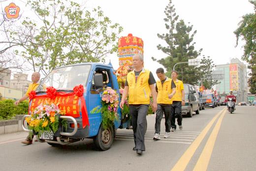 真武大帝繞境巡安隊伍綿延數百公尺之長,車陣浩浩蕩蕩、聲勢驚人。(董森堡攝)