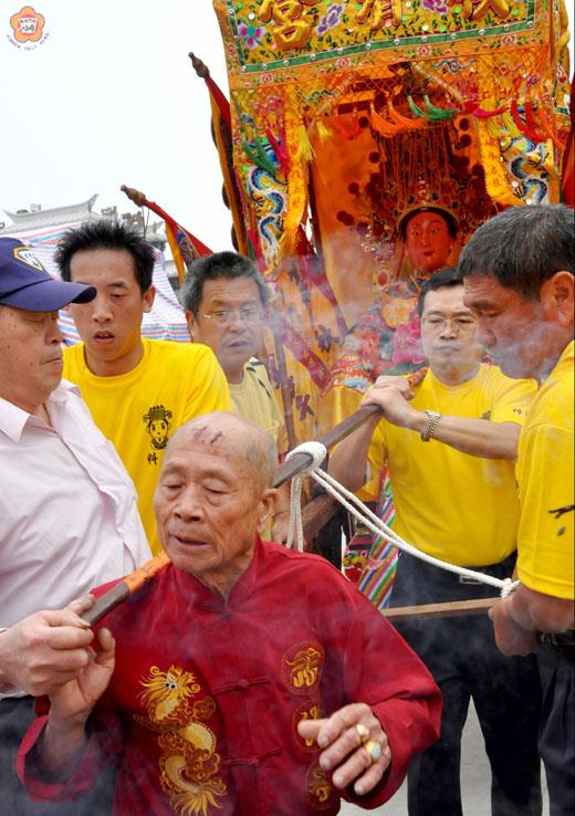 料羅廟會在鎮方、遶境前，要先驅輦關乩童。（張建騰攝）