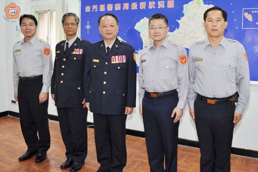   縣警局局長蔡蒼柏（中）與新到任的副局長張清春（左二）、主任秘書李忠萍（右二）、督察長謝宗宏（左一）、金城分局長潘錫輝（右一）合照。（莊煥寧攝）
