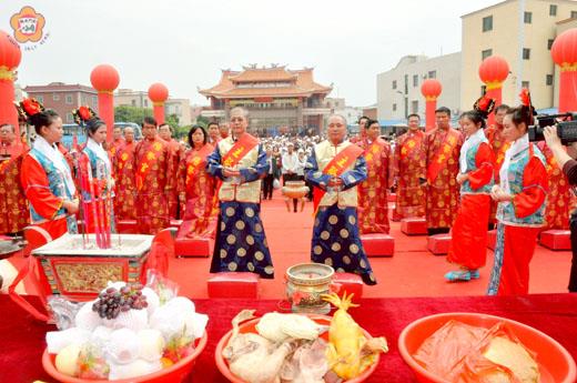 金門各界保生大帝進香團在白礁慈濟祖宮廣場舉行慶典獻禮，由縣長李沃士和議長王再生擔任主獻官，上香參拜祈福。（楊水詠攝）