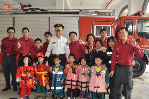   金城幼稚園利用校外教學活動機會，前往金門縣消防局參觀消防員救災的配備設施，從體驗中吸取各種消防常識及防火逃生要領。（李金鎗攝）