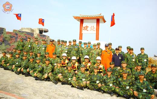   金門防衛指揮部指揮官王世塗在北碇與守軍合影。（金防部提供）