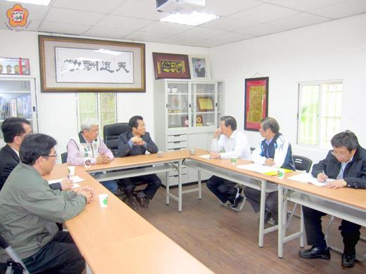 民進黨不分區立委李應元抵金展開聯合服務，並於小板凳工作坊與到訪的地政局長林德恭等人針對地區許多民眾關心的土地登記取回修法問題交換意見。（陳滄江議員服務處提供）